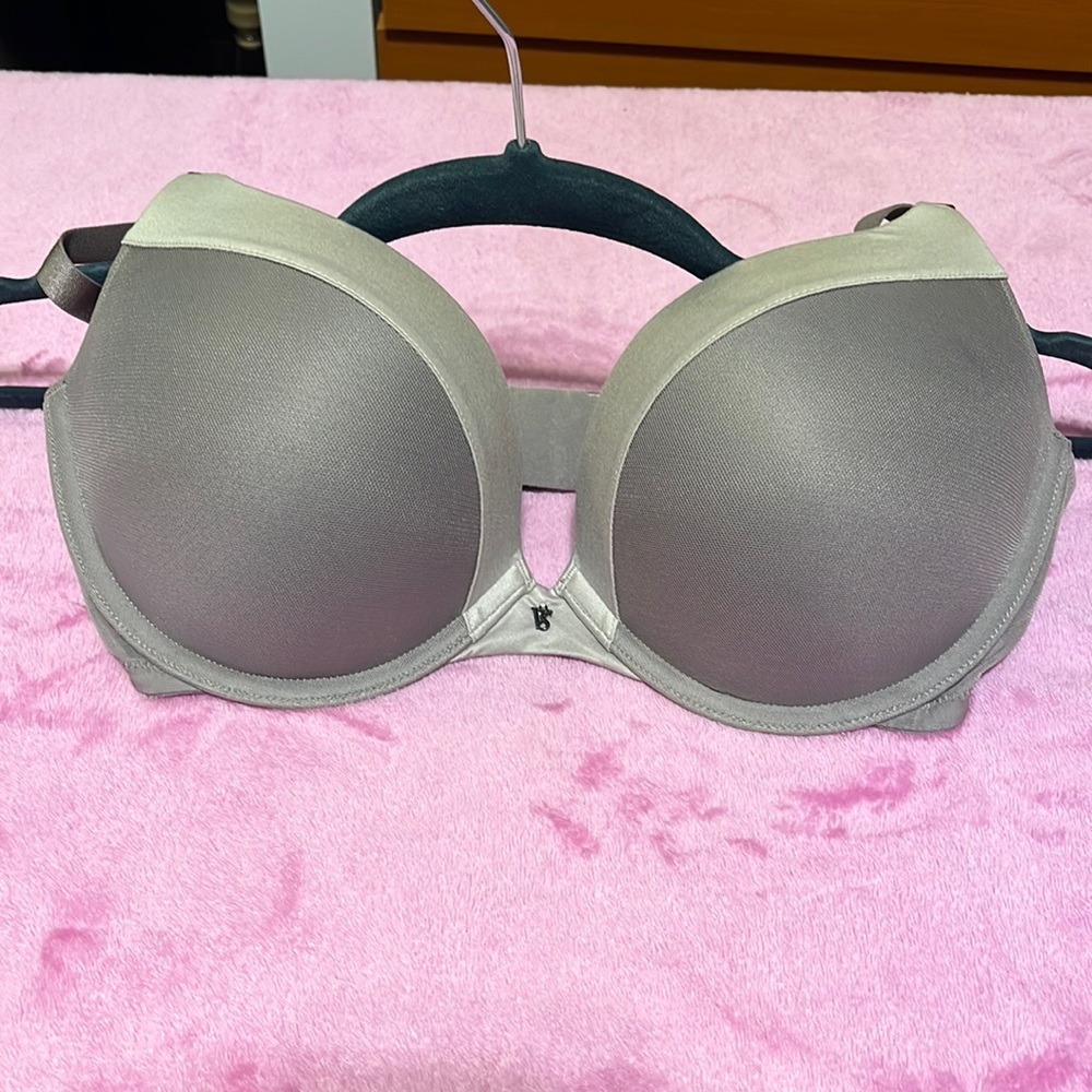 Victoria’s Secret Fabulous Plunge Bra